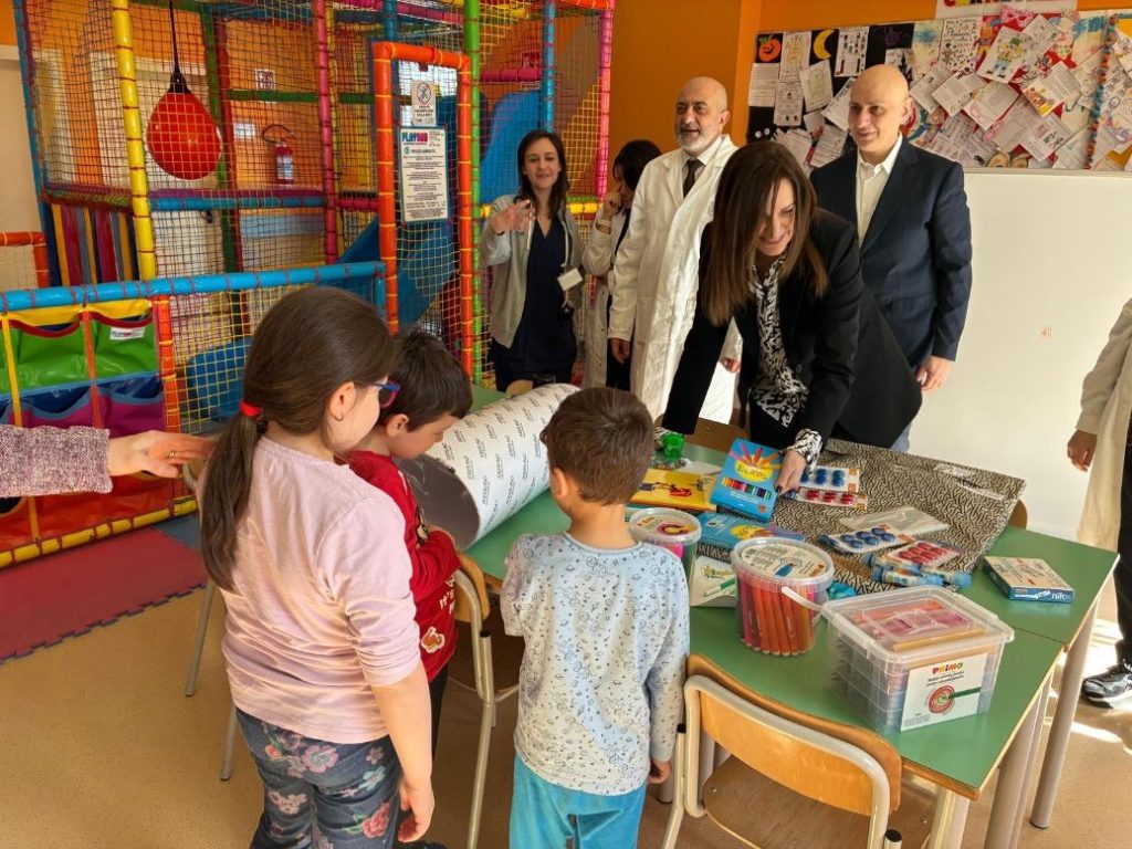 Un gesto di solidarietà che scalda il cuore, dallIC Aurigemma materiale didattico in dono al reparto di pediatria del Moscati