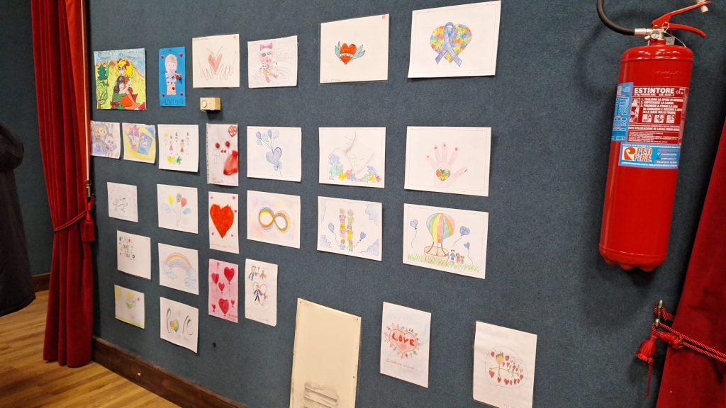 Giugliano, l’arte che unisce: in mostra i disegni dei ragazzi per promuovere inclusione e accessibilità Giugliano, l’arte che unisce: in mostra i disegni dei ragazzi per promuovere inclusione e accessibilità