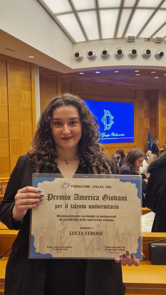 SPERONE. Lucia Ferone conquista il Premio America Giovani 2026. SPERONE. Lucia Ferone conquista il Premio America Giovani 2026.