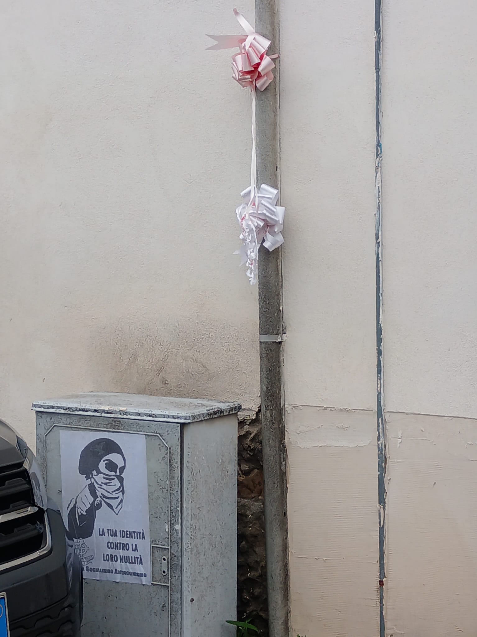 Manifesti controversi compaiono sui muri di Avella: segnalazioni e polemiche