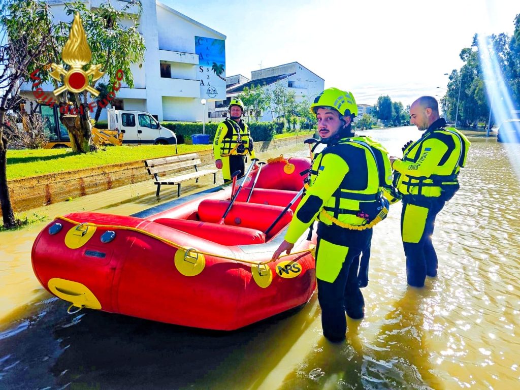 Maltempo in Calabria: i Vigili del Fuoco di Avellino in prima linea nei Laghi di Sibari per 72 ore di soccorsi Maltempo in Calabria: i Vigili del Fuoco di Avellino in prima linea nei Laghi di Sibari per 72 ore di soccorsi