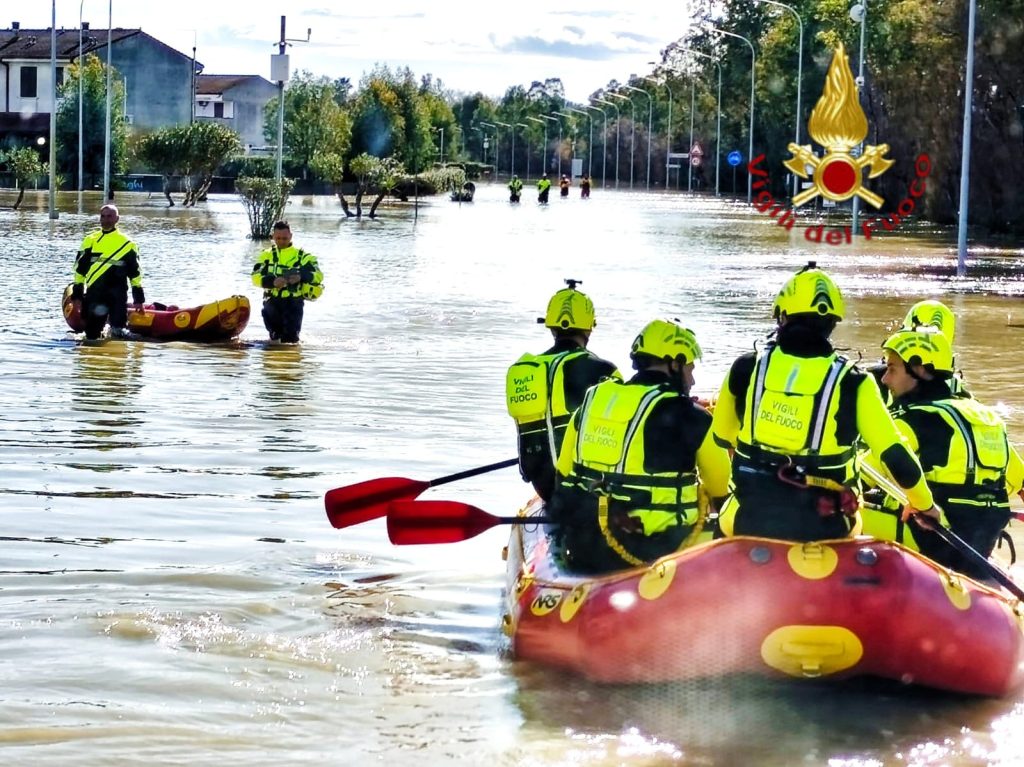 Maltempo in Calabria: i Vigili del Fuoco di Avellino in prima linea nei Laghi di Sibari per 72 ore di soccorsi Maltempo in Calabria: i Vigili del Fuoco di Avellino in prima linea nei Laghi di Sibari per 72 ore di soccorsi