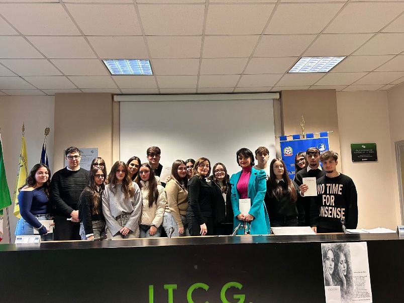 Identità, fragilità e ricerca di sé: la docente ed autrice Enza Silvestrini presenta “I volti della voce” al Masullo Theti