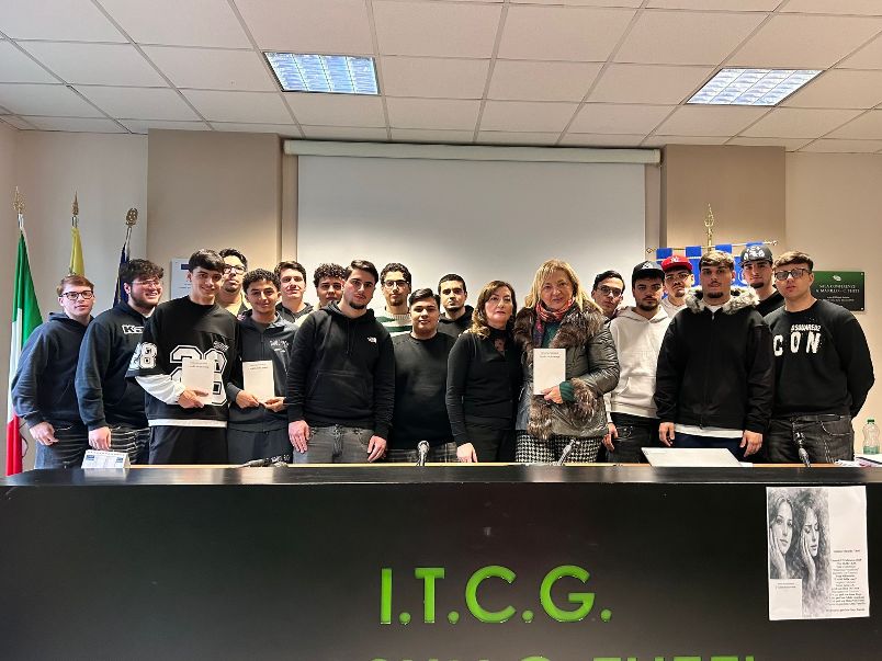 Identità, fragilità e ricerca di sé: la docente ed autrice Enza Silvestrini presenta “I volti della voce” al Masullo Theti