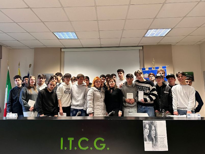 Identità, fragilità e ricerca di sé: la docente ed autrice Enza Silvestrini presenta “I volti della voce” al Masullo Theti