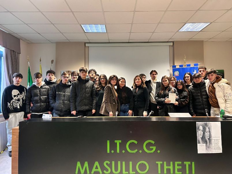 Identità, fragilità e ricerca di sé: la docente ed autrice Enza Silvestrini presenta “I volti della voce” al Masullo Theti