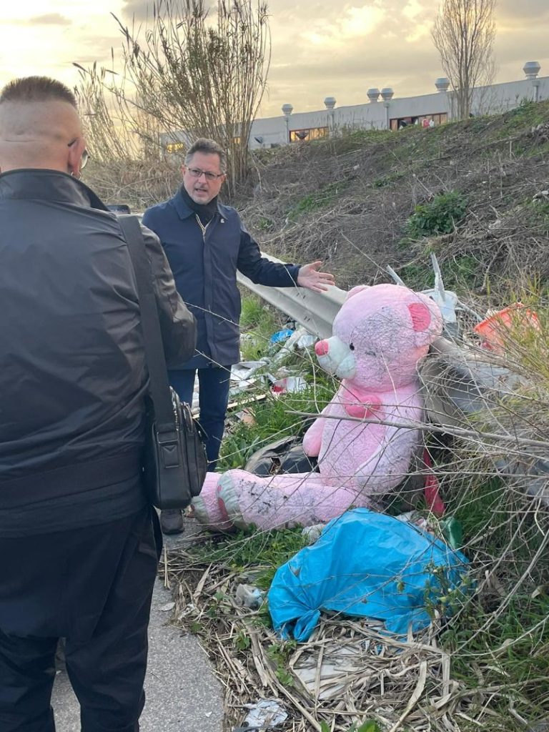 Nola, sopralluogo di Borrelli (Avs) a Boscofagnone con l’attivista Fabio Armano: “Strada completamente allagata, ridotta a discarica abusiva”