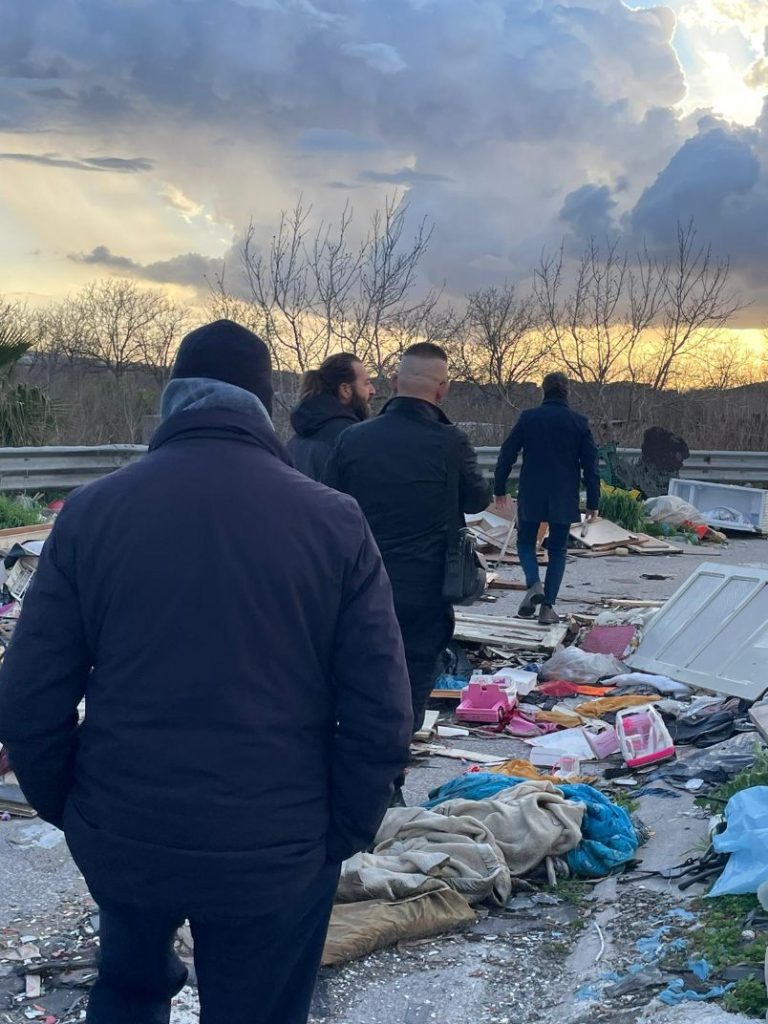 Nola, sopralluogo di Borrelli (Avs) a Boscofagnone con l’attivista Fabio Armano: “Strada completamente allagata, ridotta a discarica abusiva”