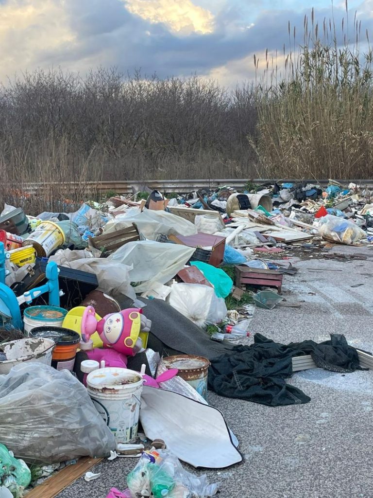 Nola, sopralluogo di Borrelli (Avs) a Boscofagnone con l’attivista Fabio Armano: “Strada completamente allagata, ridotta a discarica abusiva”