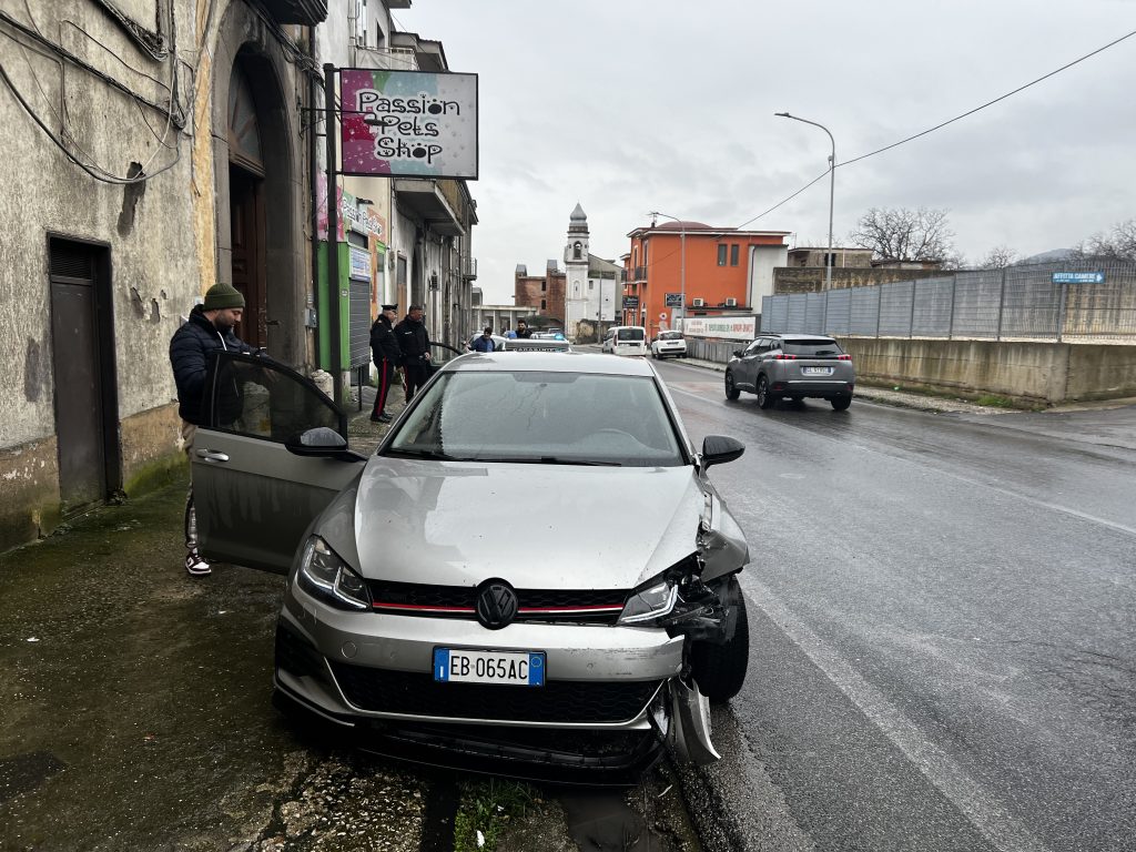 Auto senza conducente sfonda la vetrina di un negozio ad Avella