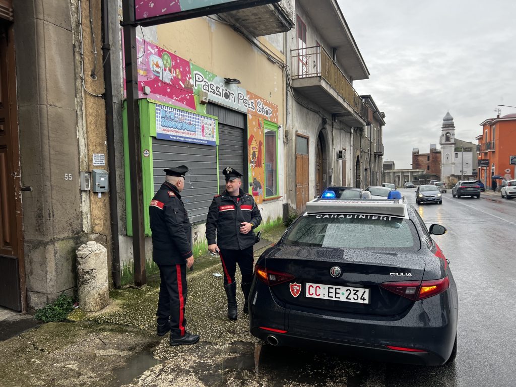 Auto senza conducente sfonda la vetrina di un negozio ad Avella