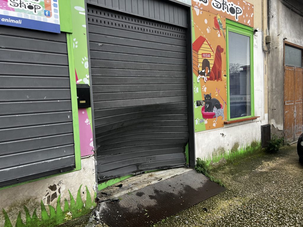 Auto senza conducente sfonda la vetrina di un negozio ad Avella