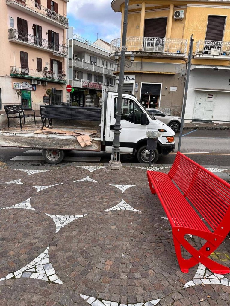 Sant’Anastasia, nuovi interventi di arredo urbano: riqualificate le panchine in Piazza 4 Novembre e Piazza Arco