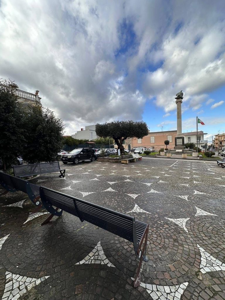 Sant’Anastasia, nuovi interventi di arredo urbano: riqualificate le panchine in Piazza 4 Novembre e Piazza Arco