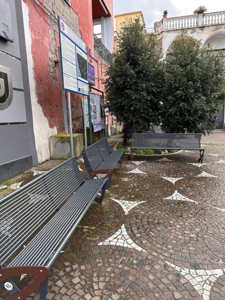 Sant’Anastasia, nuovi interventi di arredo urbano: riqualificate le panchine in Piazza 4 Novembre e Piazza Arco
