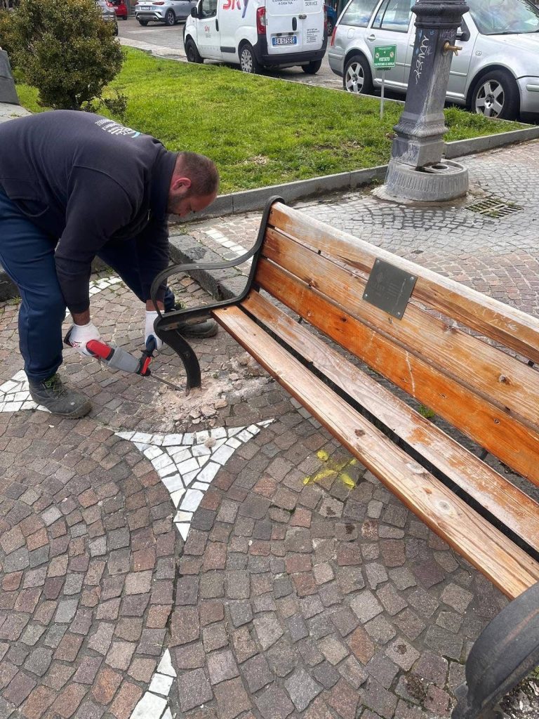 Sant’Anastasia, nuovi interventi di arredo urbano: riqualificate le panchine in Piazza 4 Novembre e Piazza Arco