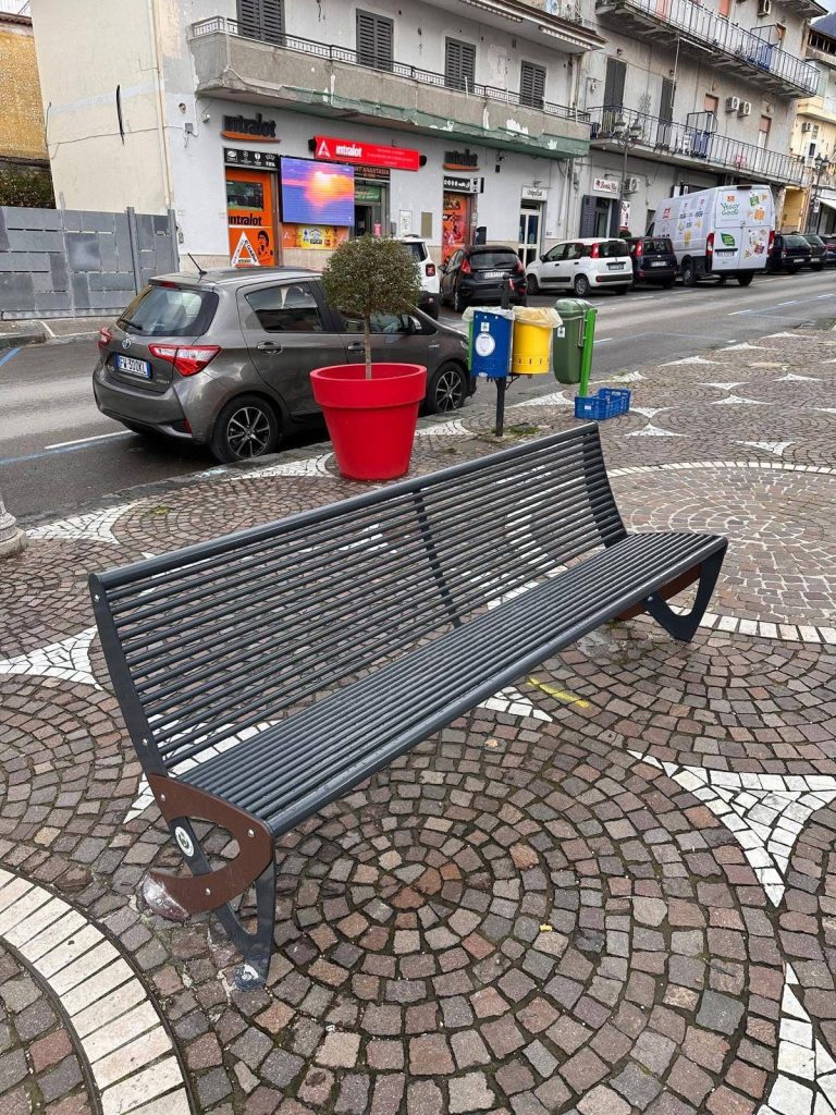 Sant’Anastasia, nuovi interventi di arredo urbano: riqualificate le panchine in Piazza 4 Novembre e Piazza Arco