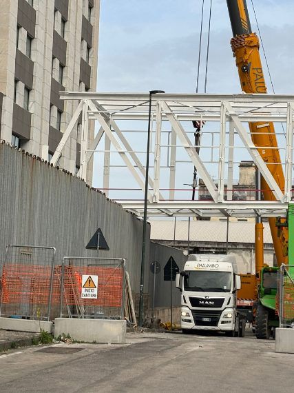 Centro Direzionale, prende forma il ponte sospeso tra Tribunale e Procura: via Grimaldi chiusa fino al 31 marzo