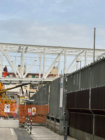 Centro Direzionale, prende forma il ponte sospeso tra Tribunale e Procura: via Grimaldi chiusa fino al 31 marzo