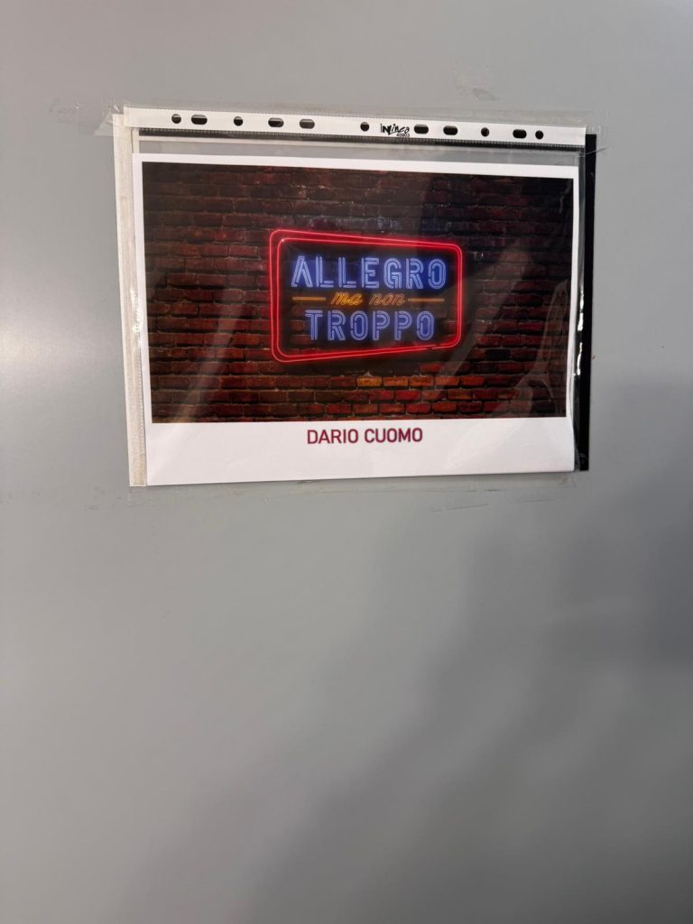 Il cantautore mandamentale Dario Cuomo ospite su Rai 3: l’esperienza a “Allegro ma non troppo”