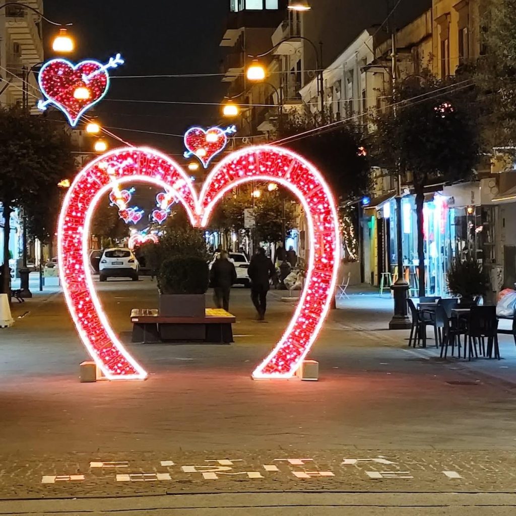Pompei celebra l’amore: il centro si illumina con installazioni dedicate a San Valentino