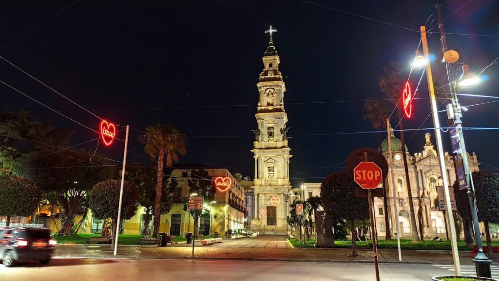 Pompei celebra l’amore: il centro si illumina con installazioni dedicate a San Valentino