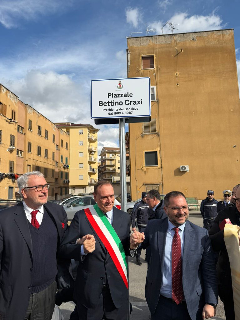 Benevento intitola una piazza a Bettino Craxi: alla cerimonia Mastella, Bobo Craxi e Maraio