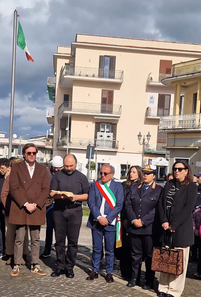 Sant’Anastasia celebra il Giorno del Ricordo: inaugurata la panchina tricolore in memoria delle vittime delle foibe (foto)