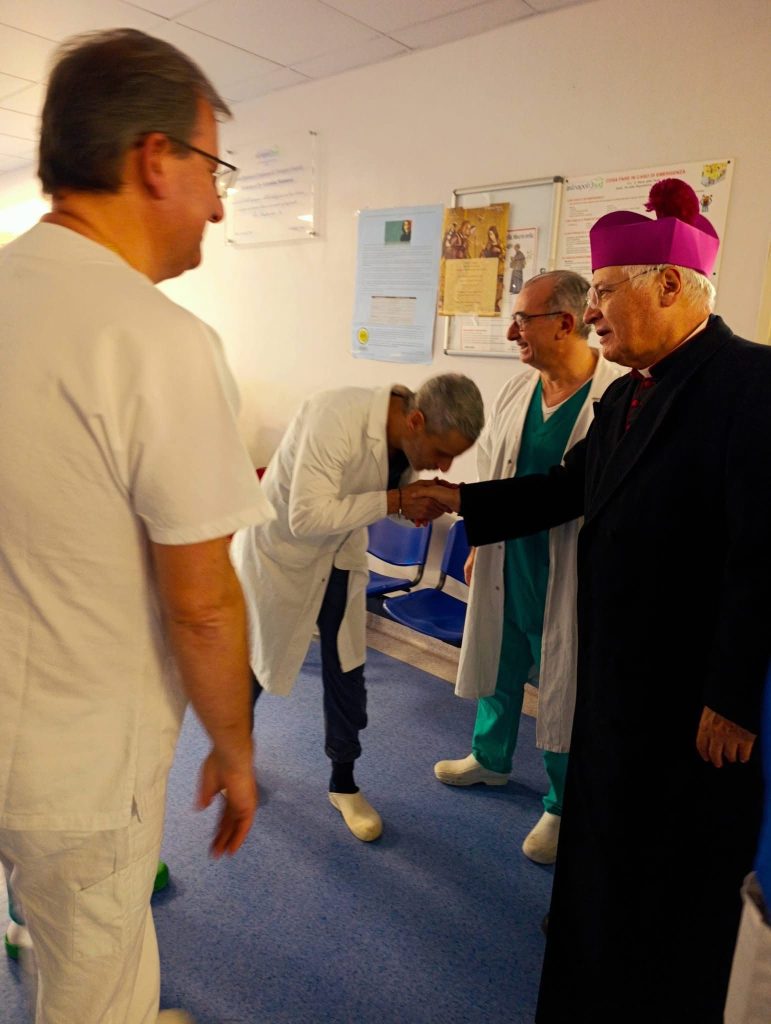 Giornata Mondiale del Malato, visita del Vescovo di Nola ai pazienti ricoverati in ospedale (foto)