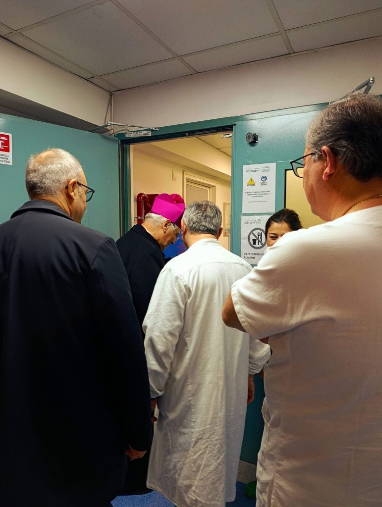 Giornata Mondiale del Malato, visita del Vescovo di Nola ai pazienti ricoverati in ospedale (foto)