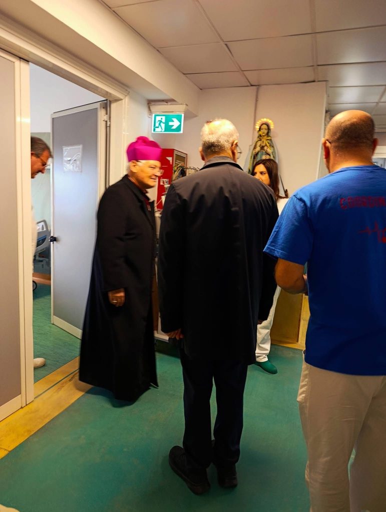 Giornata Mondiale del Malato, visita del Vescovo di Nola ai pazienti ricoverati in ospedale (foto)