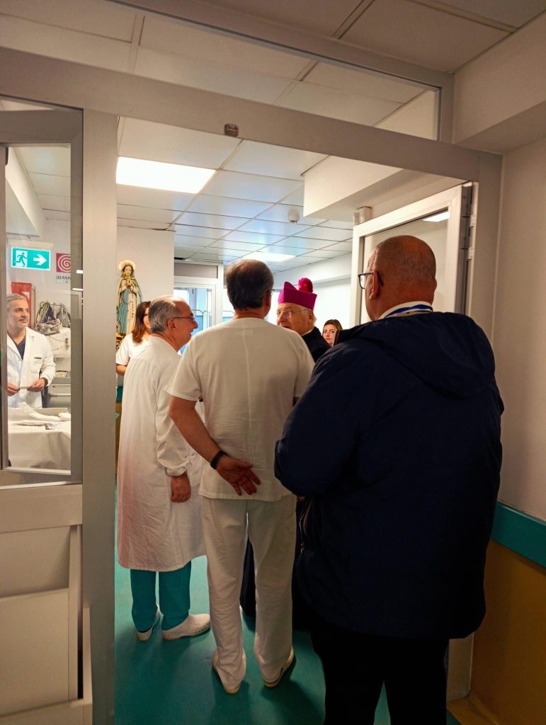 Giornata Mondiale del Malato, visita del Vescovo di Nola ai pazienti ricoverati in ospedale (foto)