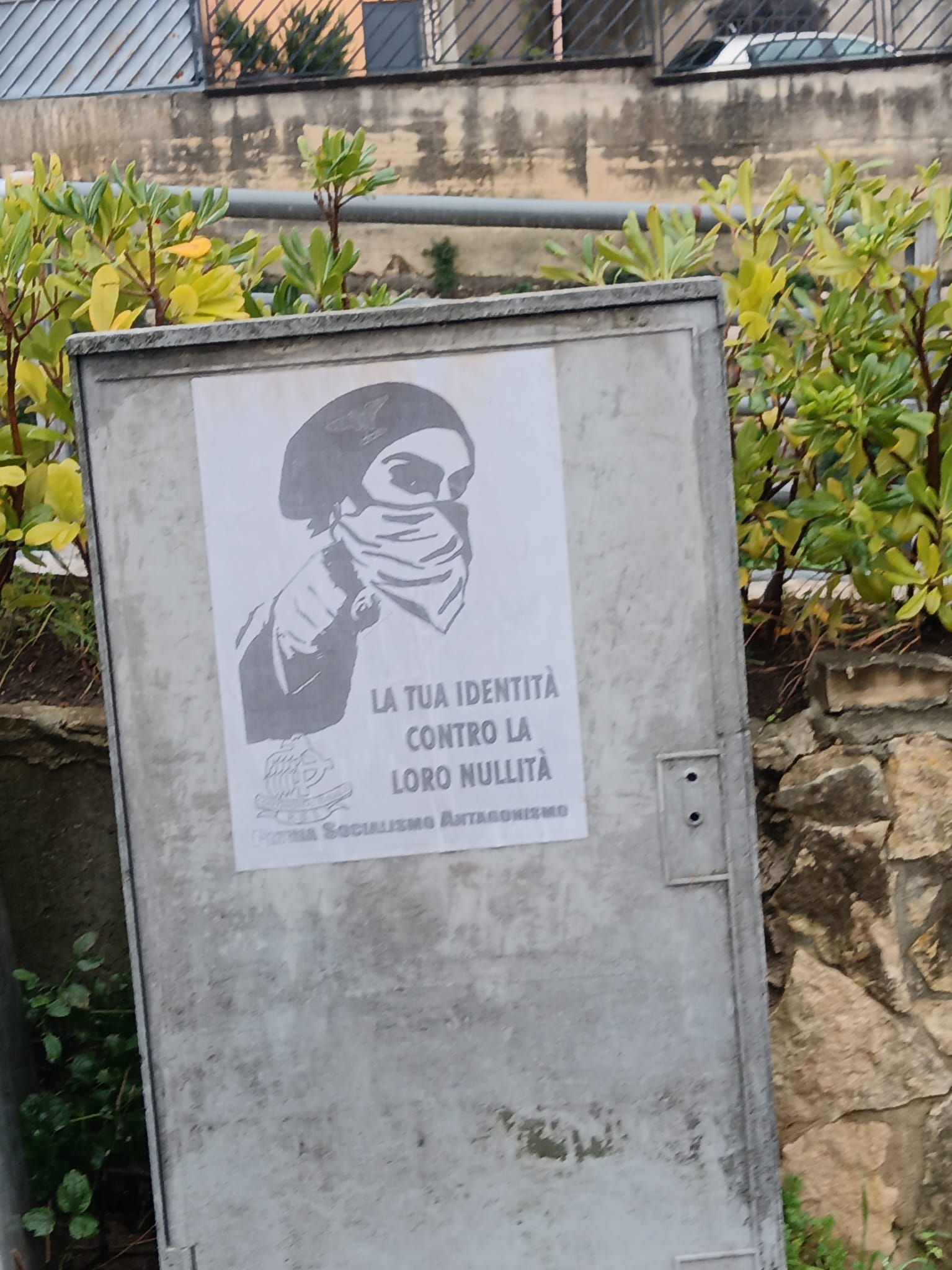 Manifesti controversi compaiono sui muri di Avella: segnalazioni e polemiche