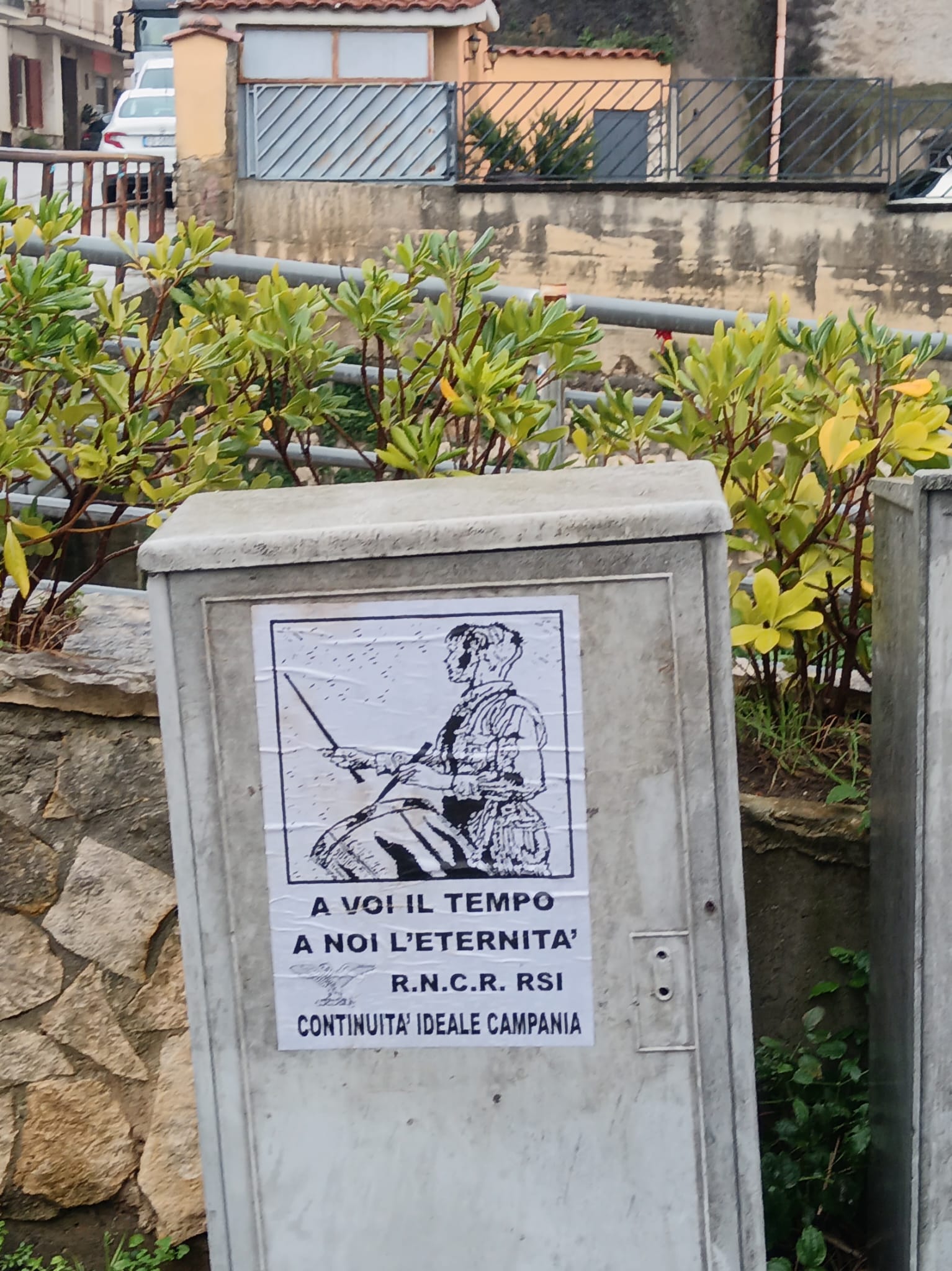 Manifesti controversi compaiono sui muri di Avella: segnalazioni e polemiche