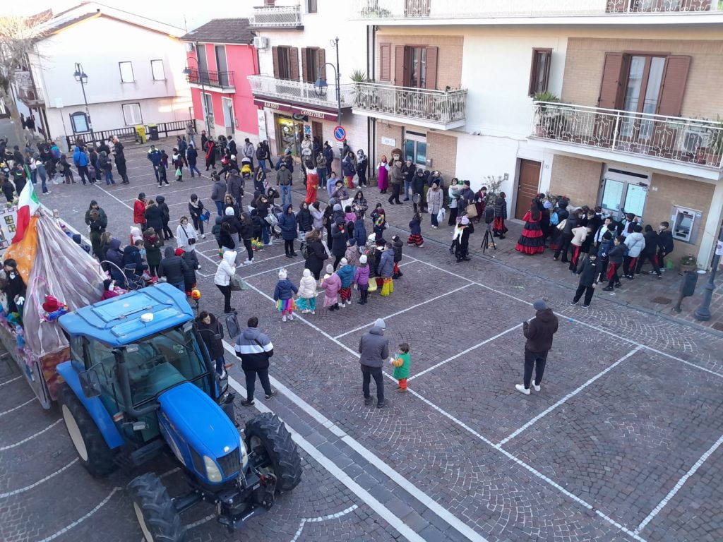 Si rinnova la sfilata di Carnevale dei bambini flumeresi, ieri a Flumeri.