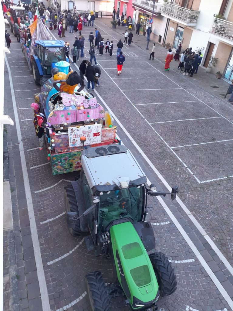 Si rinnova la sfilata di Carnevale dei bambini flumeresi, ieri a Flumeri.