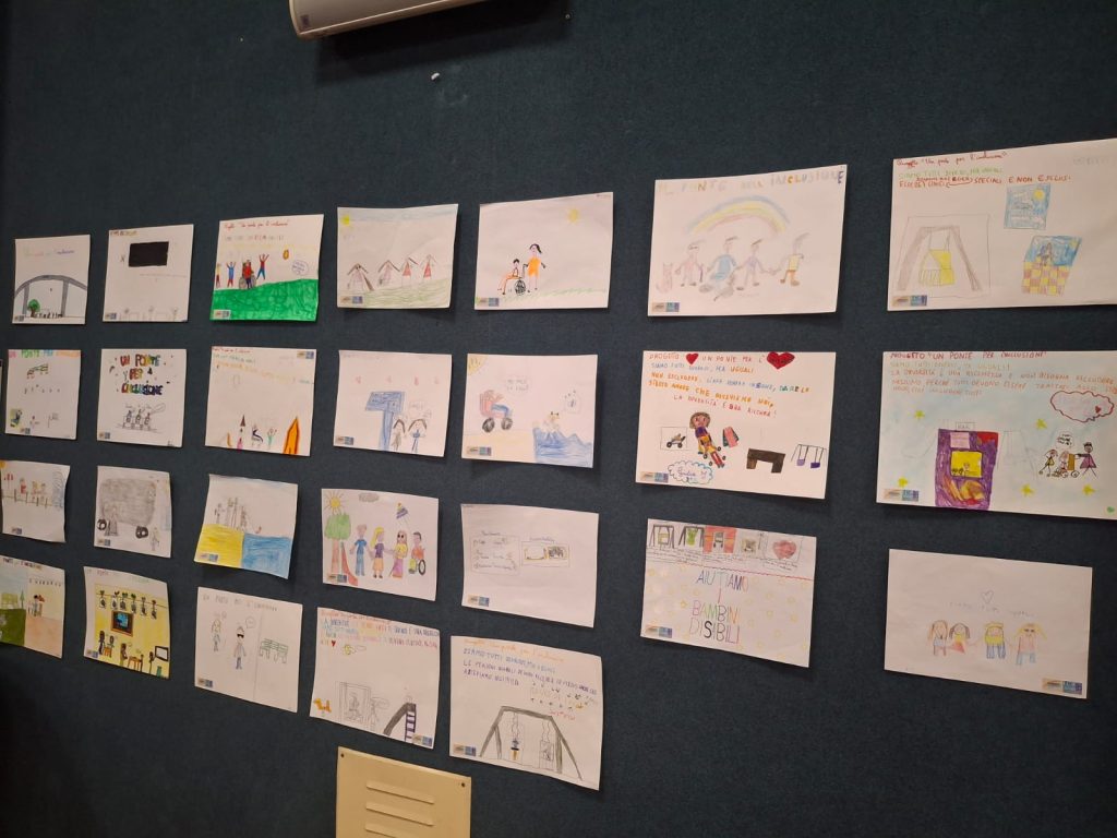 Giugliano, l’arte che unisce: in mostra i disegni dei ragazzi per promuovere inclusione e accessibilità Giugliano, l’arte che unisce: in mostra i disegni dei ragazzi per promuovere inclusione e accessibilità
