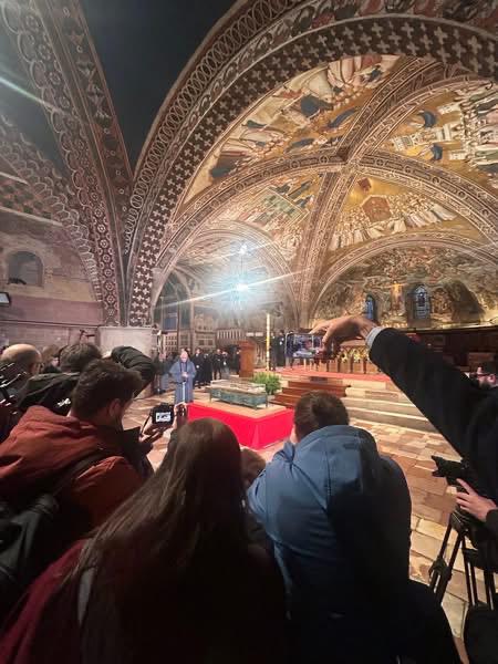 ASSISI – Ostensione di San Francesco, al via oggi l’accesso dei fedeli: migliaia di pellegrini attesi