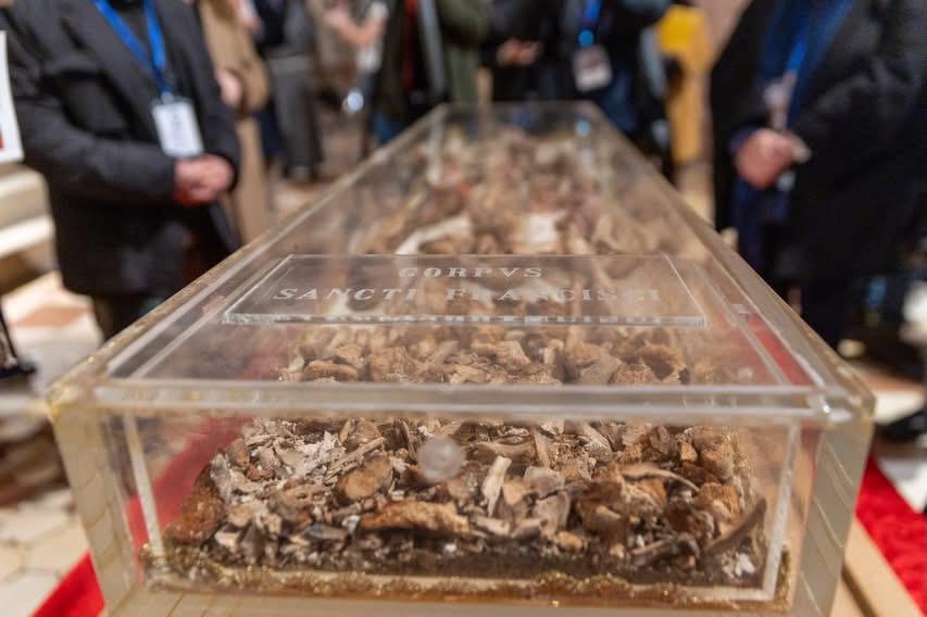 ASSISI – Ostensione di San Francesco, al via oggi l’accesso dei fedeli: migliaia di pellegrini attesi