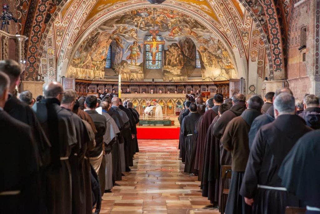 ASSISI – Ostensione di San Francesco, al via oggi l’accesso dei fedeli: migliaia di pellegrini attesi