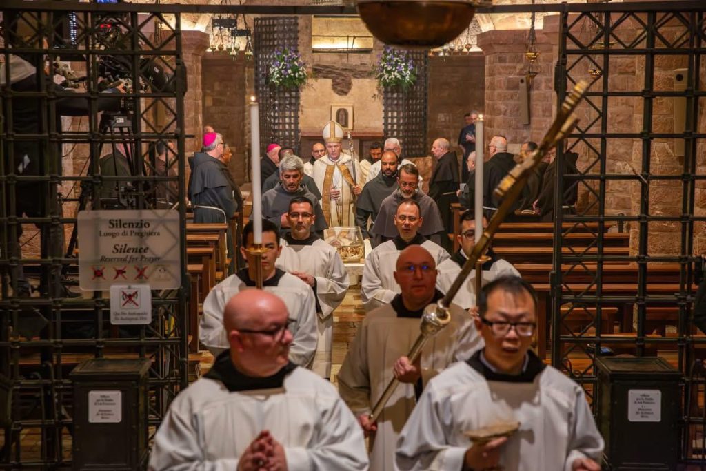 ASSISI – Ostensione di San Francesco, al via oggi l’accesso dei fedeli: migliaia di pellegrini attesi