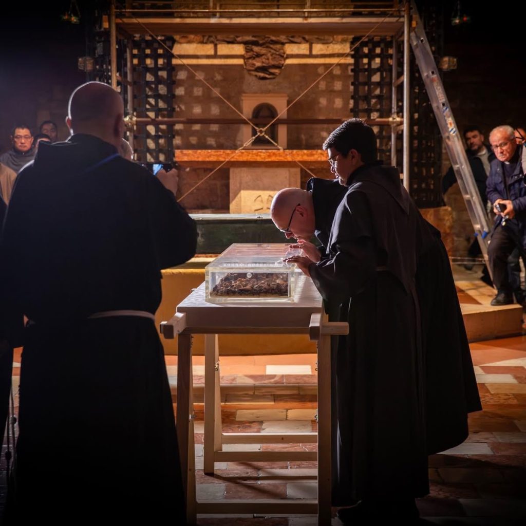 ASSISI – Ostensione di San Francesco, al via oggi l’accesso dei fedeli: migliaia di pellegrini attesi