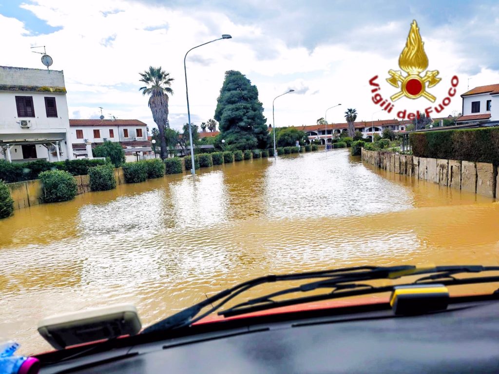 Maltempo in Calabria: i Vigili del Fuoco di Avellino in prima linea nei Laghi di Sibari per 72 ore di soccorsi Maltempo in Calabria: i Vigili del Fuoco di Avellino in prima linea nei Laghi di Sibari per 72 ore di soccorsi