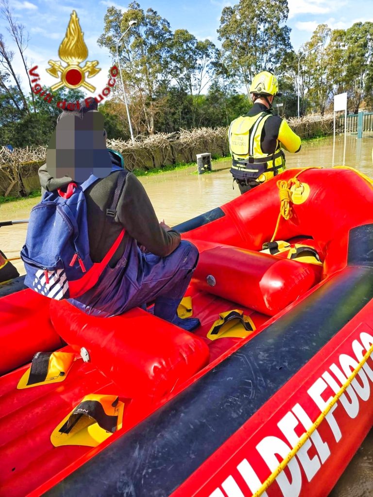 Maltempo in Calabria: i Vigili del Fuoco di Avellino in prima linea nei Laghi di Sibari per 72 ore di soccorsi Maltempo in Calabria: i Vigili del Fuoco di Avellino in prima linea nei Laghi di Sibari per 72 ore di soccorsi