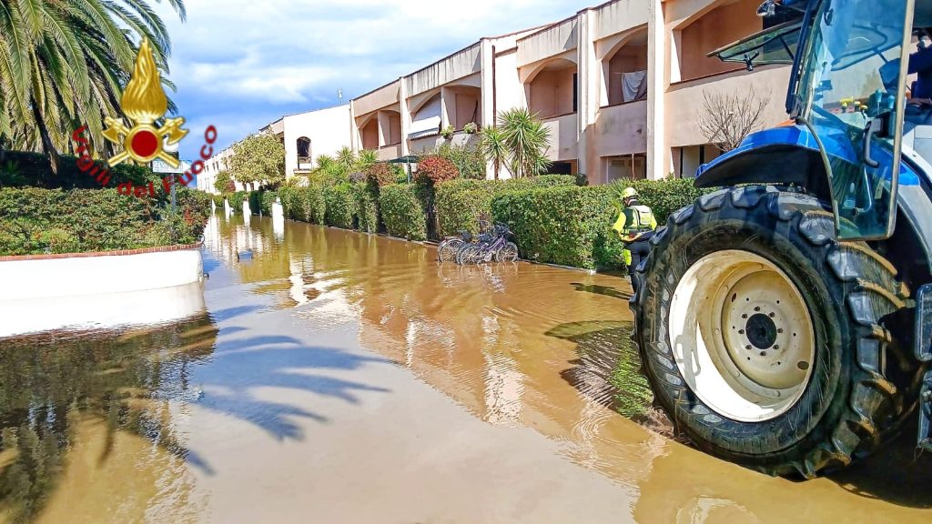 Maltempo in Calabria: i Vigili del Fuoco di Avellino in prima linea nei Laghi di Sibari per 72 ore di soccorsi Maltempo in Calabria: i Vigili del Fuoco di Avellino in prima linea nei Laghi di Sibari per 72 ore di soccorsi