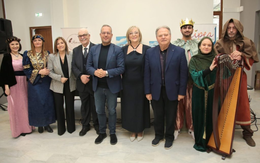 Atripalda, la poesia unisce Irpinia e Puglia: successo per “Ponte di Versi d’Amore” Atripalda, la poesia unisce Irpinia e Puglia: successo per “Ponte di Versi d’Amore”