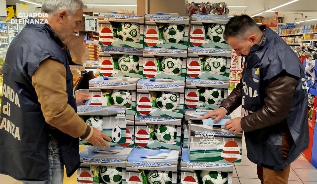 Avellino, maxi sequestro di prodotti contraffatti: nel mirino uova di Pasqua con gadget falsi dei Lupi