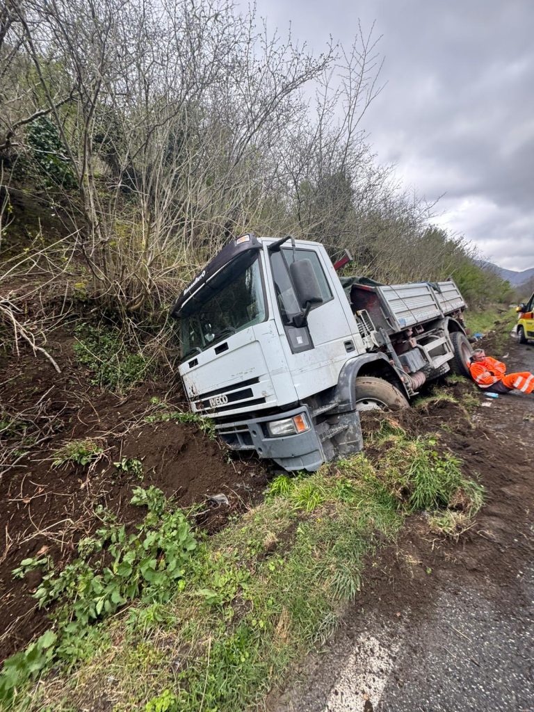 MUGNANO DEL CARDINALE. Camion carico di sabbia fuori strada sulla Statale 7bis: conducente ferito