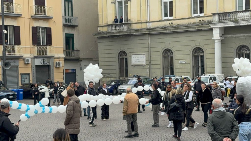 Nola, commozione e richiesta di giustizia ai funerali del piccolo Domenico Caliendo. Foto Nola, commozione e richiesta di giustizia ai funerali del piccolo Domenico Caliendo. Foto
