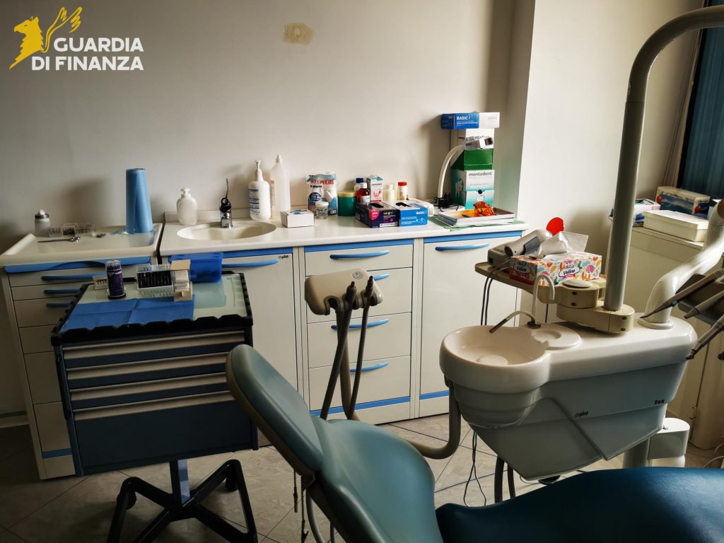 Avellino, scoperto studio dentistico abusivo: due denunciati e attrezzature sequestrate Avellino, scoperto studio dentistico abusivo: due denunciati e attrezzature sequestrate